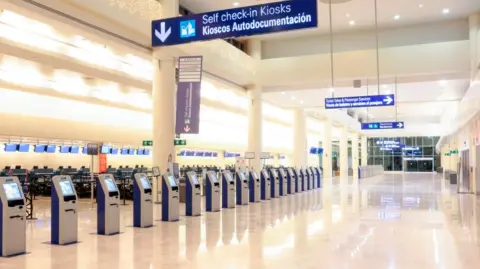 Interior del Aeropuerto Internacional de Quintana Roo.