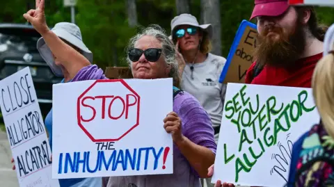 La orden implica la paralización de cualquier actividad de construcción de infraestructuras adicionales a las ya existentes.

Para más información del tema, visita: https://www.eleconomista.com.mx/internacionales/jueza-bloquea-obras-alligator-alcatraz-centro-migrantes-florida-20250807-771723.html

¡Síguenos en nuestras redes sociales para mantenerte informado!

Twitter: https://twitter.com/eleconomista 
Facebook: https://www.facebook.com/ElEconomista.mx
Instagram: https://www.instagram.com/eleconomistamx
LinkedIn: https://www.linkedin.com/company/el-economista/

#ElEconomista #EETV