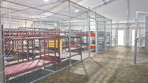 La detención de migrantes en bases estadounidenses no es nueva, algo similar ocurrió durante la administración de Joe Biden, pero con niños migrantes.

Para más información del tema, visita: https://www.eleconomista.com.mx/internacionales/eu-planea-construir-mayor-centro-federal-detencion-migrantes-base-militar-20250807-771746.html

¡Síguenos en nuestras redes sociales para mantenerte informado!

Twitter: https://twitter.com/eleconomista 
Facebook: https://www.facebook.com/ElEconomista.mx
Instagram: https://www.instagram.com/eleconomistamx
LinkedIn: https://www.linkedin.com/company/el-economista/

#ElEconomista #EETV