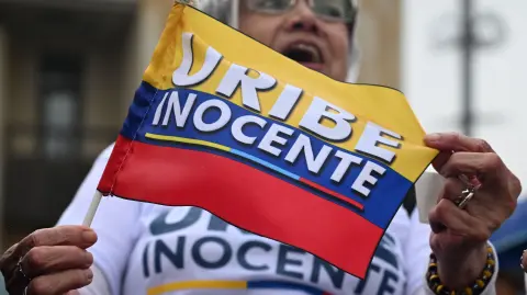 Miles de colombianos salieron este jueves a las calles de todo el país para apoyar al expresidente Álvaro Uribe tras la histórica sentencia de 12 años de arresto domiciliario en su contra por soborno y fraude procesal.

¡Síguenos en nuestras redes sociales para mantenerte informado!

Twitter: https://twitter.com/eleconomista 
Facebook: https://www.facebook.com/ElEconomista.mx
Instagram: https://www.instagram.com/eleconomistamx
LinkedIn: https://www.linkedin.com/company/el-economista/

#ElEconomista #EETV