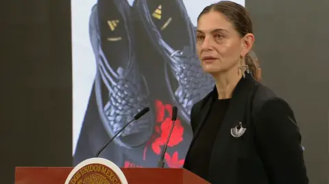 La presidenta Claudia Sheinbaum calificó como apropiación cultural indebida el uso de diseños zapotecos por parte de Adidas y un diseñador estadounidense.

Para más información del tema, visita: https://www.eleconomista.com.mx/politica/secretaria-cultura-sheinbaum-emprenden-acciones-adidas-plagio-cultural-oaxaca-20250808-771873.html

¡Síguenos en nuestras redes sociales para mantenerte informado!

Twitter: https://twitter.com/eleconomista 
Facebook: https://www.facebook.com/ElEconomista.mx
Instagram: https://www.instagram.com/eleconomistamx
LinkedIn: https://www.linkedin.com/company/el-economista/
T

#ElEconomista #EETV
