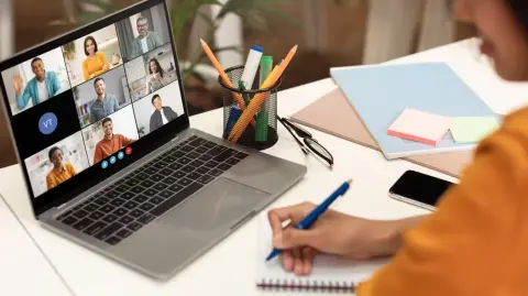 El exceso de reuniones está tomando las horas más productivas del día y provocando jornadas fragmentadas. La saturación de juntas y mensajes impide el trabajo profundo y extiende la carga laboral más allá del horario formal.

Para más información del tema, visita: https://www.eleconomista.com.mx/capital-humano/houston-problema-juntas-secuestran-horas-productivas-jornada-laboral-20250808-771775.html

¡Síguenos en nuestras redes sociales para mantenerte informado!

Twitter: https://twitter.com/eleconomista 
Facebook: https://www.facebook.com/ElEconomista.mx
Instagram: https://www.instagram.com/eleconomistamx
LinkedIn: https://www.linkedin.com/company/el-economista/

#ElEconomista #EETV