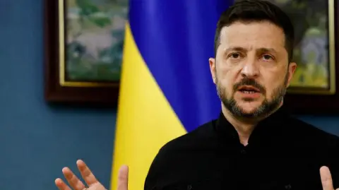 Ucrania y la Unión Europea han rechazado propuestas que consideran que ceden demasiado a Putin, cuyos soldados invadieron Ucrania en febrero de 2022.

Para más información del tema, visita: https://www.eleconomista.com.mx/internacionales/volodimir-zelenski-rechaza-concesiones-territoriales-conversaciones-trump-putin-20250809-772001.html

¡Síguenos en nuestras redes sociales para mantenerte informado!

Twitter: https://twitter.com/eleconomista 
Facebook: https://www.facebook.com/ElEconomista.mx
Instagram: https://www.instagram.com/eleconomistamx
LinkedIn: https://www.linkedin.com/company/el-economista/

#ElEconomista #EETV #InvasiónRusia