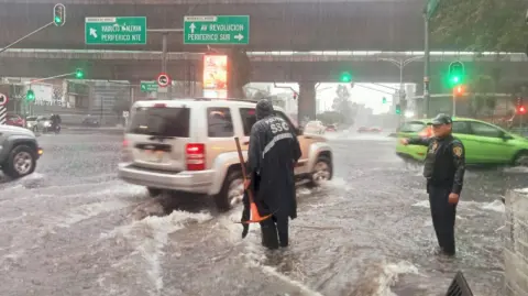 El Aeropuerto Internacional de la Ciudad de México estuvo cerrado casi cuatro horas por encharcamientos y baja visibilidad. Sheinbaum destacó acciones para atender las zonas afectadas.