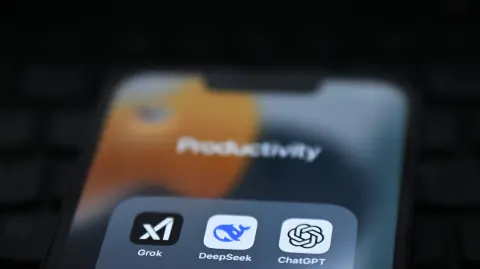 xAI liberó su modelo de inteligencia artificial Grok 4 de uso gratuito, en respuesta al reciente lanzamiento de GPT-5 por OpenAI.