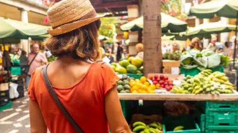 En mercados y supermercados, productos como carne, huevo y papel higiénico siguen encareciéndose, obligando a los hogares a cambiar hábitos y ajustar sus compras.