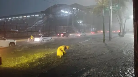 Intensas lluvias en la madrugada obligaron a suspender operaciones en el Aeropuerto de la CDMX; más de 19,000 pasajeros resultaron afectados.

Para más información del tema, visita: https://www.eleconomista.com.mx/politica/aicm-reabre-pista-reanuda-operaciones-9-horas-reporta-19-500-pasajeros-afectados-20250812-772372.html

¡Síguenos en nuestras redes sociales para mantenerte informado!

Twitter: https://twitter.com/eleconomista 
Facebook: https://www.facebook.com/ElEconomista.mx
Instagram: https://www.instagram.com/eleconomistamx
LinkedIn: https://www.linkedin.com/company/el-economista/

#ElEconomista #EETV