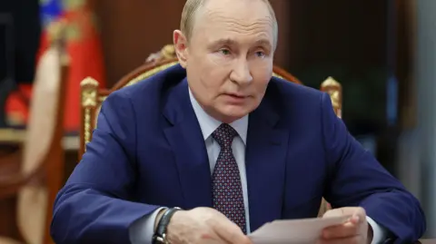 El presidente Vladimir Putin durante una junta de gabinete. Foto: AFP