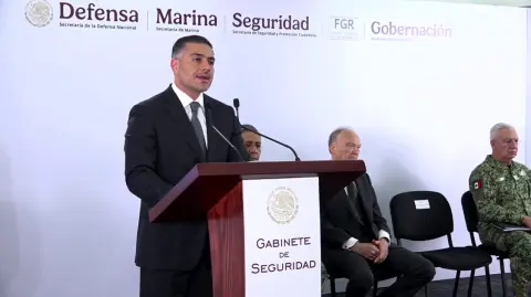 Omar García Harfuch explicó que los 26 narcotraficantes enviados a Estados Unidos continuaban delinquiendo desde cárceles mexicanas a través de sus visitas.