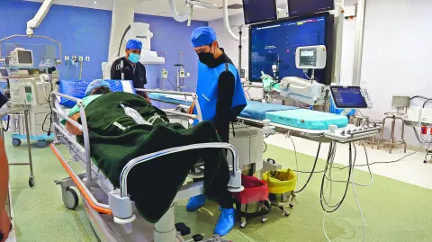 CIUDAD DE M…XICO, 19FEBRERO2024.- La experiencia y el trabajo conjunto de especialistas del Hospital de Gineco Obstetricia (HGO) No. 4 y del Hospital de CardiologÌa del Centro MÈdico Nacional (CMN) Siglo XXI del Instituto Mexicano del Seguro Social (IMSS) permitieron salvar la vida de una paciente embarazada con enfermedad cardiopulmonar y su bebÈ, gracias a la activaciÛn del CÛdigo Mater y el oportuno ingreso a una sala de Hemodinamia. Con 31 aÒos de edad y su primer embarazo, el 14 de noviembre de 2023, en la semana 25 Karla Ivonne experimentÛ falta de aire que le impedÌa respirar en forma adecuada, adem·s de n·useas y desmayar en dos ocasiones, motivo por el cual llegÛ al ·rea de Urgencias del HGO No. 4, donde le realizaron estudios de obstetricia y medicina interna. La doctora Irma Viridiana Cruz RodrÌguez, jefa del Servicio de Medicina Materno Fetal de esta Unidad MÈdica de Alta Especialidad (UMAE) precisÛ que ante la sospecha de tromboembolia pulmonar (obstrucciÛn s˙bita en el flujo sanguÌneo) se activÛ el CÛdigo Mater para brindarle atenciÛn prioritaria en las especialidades que la paciente requiriera y se solicitÛ su traslado al Hospital de CardiologÌa; ahÌ se corroborÛ el diagnÛstico en ambos pulmones. FOTO: IMSS/CUARTOSCURO.COM