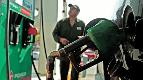 Mientras que la gasolina Magna o regular ha bajado de precio en este 2025 gracias al pacto voluntario para bajarla a menos de 24 pesos firmado en febrero, por el contrario la gasolina Premium o roja y el diésel han incrementado más de 40 centavos en el presente año.

Para más información del tema, visita: https://www.eleconomista.com.mx/economia/gasolina-regular-bajado-gracias-pacto-voluntario-20250813-772657.html

¡Síguenos en nuestras redes sociales para mantenerte informado!

Twitter: https://twitter.com/eleconomista 
Facebook: https://www.facebook.com/ElEconomista.mx
Instagram: https://www.instagram.com/eleconomistamx
LinkedIn: https://www.linkedin.com/company/el-economista/

#ElEconomista #EETV