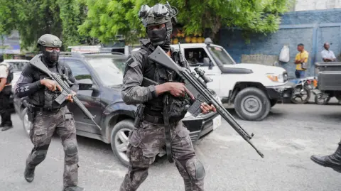 Policía patrulla cerca de la Villa d'Accueil, donde se instalará el consejo de transición de Haití.