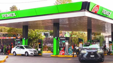 Onexpo ha recibido reportes de falta de gasolina Magna en estaciones de servicio, que no considera desabasto, porque sí hay producto en las terminales, con retrasos en su entrega. FOTO: GILBERTO MARQUINA