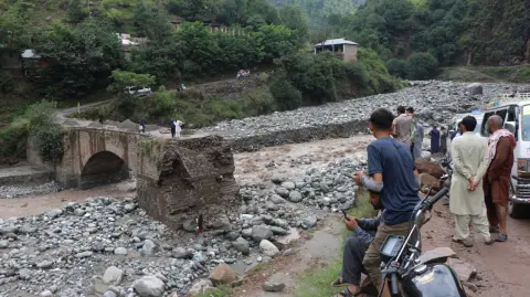 La zona más afectada fue Buner, donde las inundaciones y las lluvias torrenciales causaron 100 muertos.

Para más información del tema, visita: https://www.eleconomista.com.mx/internacionales/lluvias-e-inundaciones-dejan-cerca-200-muertos-pakistan-20250815-772895.html

¡Síguenos en nuestras redes sociales para mantenerte informado!

Twitter: https://twitter.com/eleconomista
Facebook: https://www.facebook.com/ElEconomista.mx
Instagram: https://www.instagram.com/eleconomistamx
LinkedIn: https://www.linkedin.com/company/el-economista/

#ElEconomista #EETV