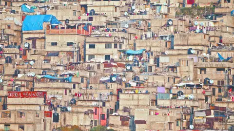 En México la pobreza se mide de manera multidimensional; este enfoque reconoce que la pobreza no sólo se presenta cuando una persona no tiene dinero suficiente para costear la canasta básica, sino que la pobreza puede reflejarse cuando una persona no logra acceder efectivamente a derechos sociales básicos.

Para más información del tema, visita: https://www.eleconomista.com.mx/economia/mide-pobreza-mexico-enfoque-multidimensional-20250815-772902.html

¡Síguenos en nuestras redes sociales para mantenerte informado!

Twitter: https://twitter.com/eleconomista 
Facebook: https://www.facebook.com/ElEconomista.mx
Instagram: https://www.instagram.com/eleconomistamx
LinkedIn: https://www.linkedin.com/company/el-economista/

#ElEconomista #EETV