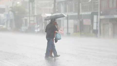 El Valle de México se prepara para un fin de semana de lluvias intensas y chubascos, con posibilidad de granizo y descargas eléctricas, según el Servicio Meteorológico Nacional (SMN).

Para más información del tema, visita: https://www.eleconomista.com.mx/politica/chubascos-lluvias-fuertes-marcaran-clima-semana-valle-mexico-20250815-772931.html

¡Síguenos en nuestras redes sociales para mantenerte informado!

Twitter: https://twitter.com/eleconomista 
Facebook: https://www.facebook.com/ElEconomista.mx
Instagram: https://www.instagram.com/eleconomistamx
LinkedIn: https://www.linkedin.com/company/el-economista/

#ElEconomista #EETV #Clima