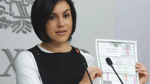 Acta de nacimiento certificada.