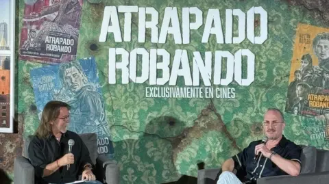 Santiago García Galván y Gustavo Angel de la casa productora Itaca Films.