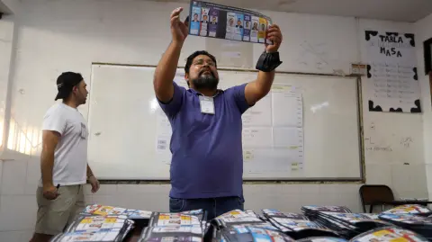Trabajadores electorales cuentan votos durante las elecciones generales para presidente y miembros del Congreso, en Santa Cruz, Bolivia.