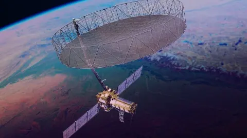 El satélite NISAR utiliza un reflector de antena de radar de 12 metros de diámetro para recopilar información sobre la superficie cambiante de la Tierra.