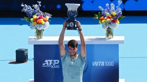 El español Carlos Alcaraz posa con la Copa Rookwood tras ganar el título individual masculino del Abierto de Cincinnati.