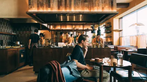 Interior de KOL, que combina diseño contemporáneo con guiños a la cultura mexicana.