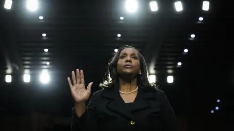 La gobernadora de la Fed, Lisa Cook, negó renunciar pese a los señalamientos de Bill Pulte, quien pidió investigarla por beneficios hipotecarios.