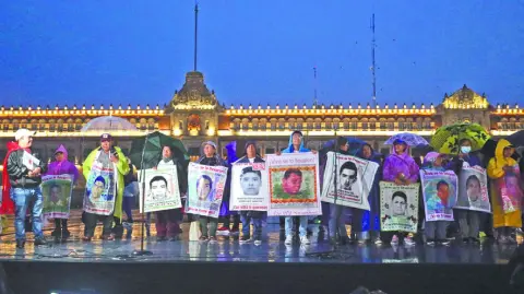 Este caso, que involucra a policías, narcotraficantes y probablemente mandos militares, es una de las más graves violaciones de derechos humanos cometidas en México.

Para más información del tema, visita: https://www.eleconomista.com.mx/politica/abogado-familias-43-ayotzinapa-renuncia-defensa-legal-20250821-773725.html

¡Síguenos en nuestras redes sociales para mantenerte informado!

Twitter: https://twitter.com/eleconomista 
Facebook: https://www.facebook.com/ElEconomista.mx
Instagram: https://www.instagram.com/eleconomistamx
LinkedIn: https://www.linkedin.com/company/el-economista/

#ElEconomista #EETV #CasoAyotzinapa