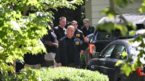 El presidente se desvincula de los procedimientos pero reanuda sus ataques contra su antiguo asesor: "Es un poco escoria".