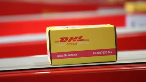 DHL anunció que ya no permitirá transportar paquetes ni realizar envíos postales con destino a Estados Unidos.

Para más información del tema, visita: https://www.eleconomista.com.mx/empresas/dhl-suspende-temporalmente-envio-paquetes-estados-unidos-regimen-minimis-20250822-773881.html

¡Síguenos en nuestras redes sociales para mantenerte informado!

Twitter: https://twitter.com/eleconomista 
Facebook: https://www.facebook.com/ElEconomista.mx
Instagram: https://www.instagram.com/eleconomistamx
LinkedIn: https://www.linkedin.com/company/el-economista/

#ElEconomista #EETV