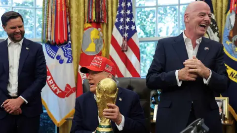 El sorteo se llevará a cabo en el Kennedy Center, en Washington, D. C., anunció el presiente Donald Trump este viernes en la Casa Blanca.

Para más información del tema, visita: https://www.eleconomista.com.mx/deportes/sorteo-mundial-2026-sera-5-diciembre-washington-anuncia-trump-20250822-773883.html

¡Síguenos en nuestras redes sociales para mantenerte informado!

Twitter: https://twitter.com/eleconomista 
Facebook: https://www.facebook.com/ElEconomista.mx
Instagram: https://www.instagram.com/eleconomistamx
LinkedIn: https://www.linkedin.com/company/el-economista/

#ElEconomista #EETV #Mundial2026