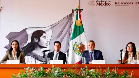 El titular de la Secretaría de Relaciones Exteriores, Juan Ramón de la Fuente, consideró que los conductores de carga mexicanos no se verán afectados por la decisión del gobierno estadounidense que acusa a los camioneros extranjeros de poner "en peligro la vida de los estadounidenses" en las carreteras.

Para más información del tema, visita: https://www.eleconomista.com.mx/internacionales/sre-descarta-suspension-visas-eu-afecte-conductores-carga-mexicanos-20250822-773929.html

¡Síguenos en nuestras redes sociales para mantenerte informado!

Twitter: https://twitter.com/eleconomista 
Facebook: https://www.facebook.com/ElEconomista.mx
Instagram: https://www.instagram.com/eleconomistamx
LinkedIn: https://www.linkedin.com/company/el-economista/

#ElEconomista #EETV