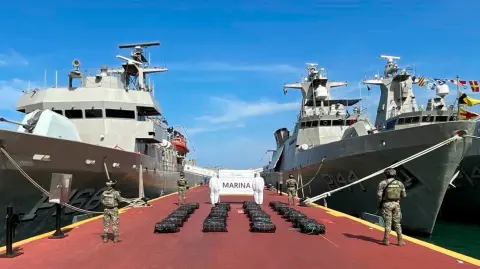 La Semar detalló que aseguró 30 bultos tipo costalillas durante un patrullaje de vigilancia en aguas del Pacífico.