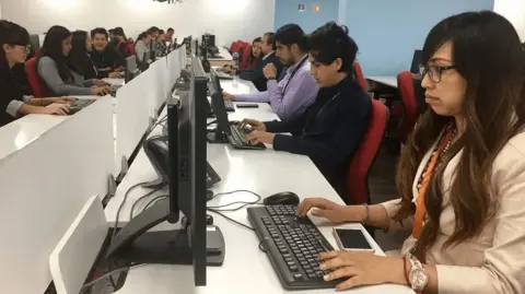 La Secretaría del Trabajo y la de Economía externaron su inconformidad con la decisión del panel laboral que falló a favor de la queja de Estados Unidos en el caso de un call center de Atento. Las dependencias destacaron las medidas realizadas para reparar daños.

Para más información del tema, visita:  https://www.eleconomista.com.mx/capital-humano/caso-atento-gobierno-mexico-desacuerdo-decision-panel-laboral-t-mec-20250822-773899.html

¡Síguenos en nuestras redes sociales para mantenerte informado!

Twitter: https://twitter.com/eleconomista 
Facebook: https://www.facebook.com/ElEconomista.mx
Instagram: https://www.instagram.com/eleconomistamx
LinkedIn: https://www.linkedin.com/company/el-economista/

#ElEconomista #EETV