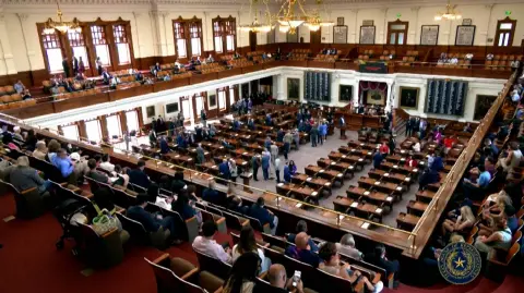 Legisladores del estado de Texas aprobaron el sábado un nuevo mapa electoral diseñado para ayudar al Partido Republicano a mantener el control del Congreso estadounidense en las elecciones legislativas de 2026.

¡Síguenos en nuestras redes sociales para mantenerte informado!

Twitter: https://twitter.com/eleconomista 
Facebook: https://www.facebook.com/ElEconomista.mx
Instagram: https://www.instagram.com/eleconomistamx
LinkedIn: https://www.linkedin.com/company/el-economista/

#ElEconomista #EETV #AFP #Trump