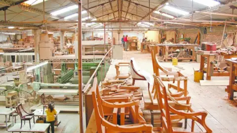 En el primer semestre de 2025, Canadá fue el mayor exportador de madera, carbón vegetal y manufacturas de madera a Estados Unidos.

Para más información del tema, visita: https://www.eleconomista.com.mx/empresas/trump-promete-aranceles-importaciones-muebles-mundo-20250824-774037.html

¡Síguenos en nuestras redes sociales para mantenerte informado!

Twitter: https://twitter.com/eleconomista 
Facebook: https://www.facebook.com/ElEconomista.mx
Instagram: https://www.instagram.com/eleconomistamx
LinkedIn: https://www.linkedin.com/company/el-economista/
T

#ElEconomista #EETV