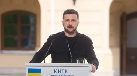 El presidente ucraniano, Volodimir Zelenski, afirmó el domingo que una reunión con su homólogo ruso, Vladimir Putin, sería "la forma más eficaz de avanzar", ante el estancamiento de los esfuerzos diplomáticos para poner fin a la guerra.

¡Síguenos en nuestras redes sociales para mantenerte informado!

Twitter: https://twitter.com/eleconomista 
Facebook: https://www.facebook.com/ElEconomista.mx
Instagram: https://www.instagram.com/eleconomistamx
LinkedIn: https://www.linkedin.com/company/el-economista/
T

#ElEconomista #EETV