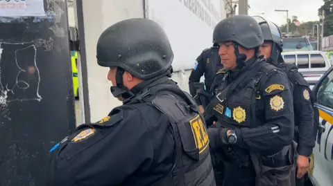 La policía de Guatemala liberó por la fuerza el lunes a tres rehenes en poder de pandilleros en una cárcel juvenil de la capital del país tras un motín atribuido a represalias por el traslado de líderes de esas bandas a una prisión de máxima seguridad, informaron las autoridades.

¡Síguenos en nuestras redes sociales para mantenerte informado!

Twitter: https://twitter.com/eleconomista
Facebook: https://www.facebook.com/ElEconomista.mx
Instagram: https://www.instagram.com/eleconomistamx
LinkedIn: https://www.linkedin.com/company/el-economista/

#ElEconomista #EETV