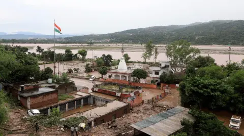 Fuertes lluvias han provocado inundaciones y deslaves en el norte de India.
