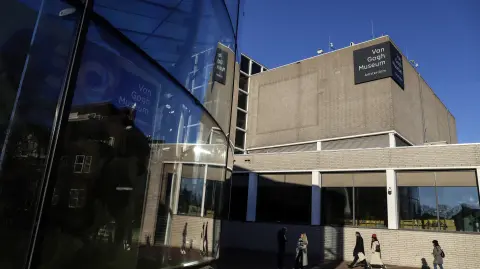 Entrada del Museo Vincent Van Gogh en Ámsterdam. Foto: AFP