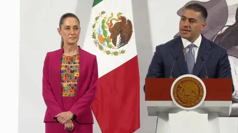 Omar García Harfuch aseguró que la organización criminal mantiene varias facciones y figuras de mando, aunque debilitadas; además, indicó que el grupo nunca tuvo un líder único, sino una estructura con distintas ramas.

Para más información del tema, visita: https://www.eleconomista.com.mx/politica/secretario-seguridad-reconoce-cartel-sinaloa-sigue-activo-debilitado-20250827-774520.html

¡Síguenos en nuestras redes sociales para mantenerte informado!

Twitter: https://twitter.com/eleconomista
Facebook: https://www.facebook.com/ElEconomista.mx
Instagram: https://www.instagram.com/eleconomistamx
LinkedIn: https://www.linkedin.com/company/el-economista/

#ElEconomista #EETV