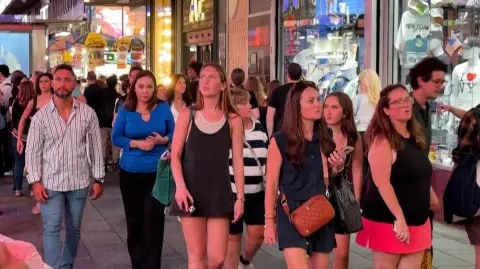 El gobierno de Donald Trump planteó el jueves límites más estrictos sobre el tiempo en que estudiantes y periodistas pueden permanecer en Estados Unidos, en un nuevo intento de restringir la migración legal en el país.

¡Síguenos en nuestras redes sociales para mantenerte informado!

Twitter: https://twitter.com/eleconomista
Facebook: https://www.facebook.com/ElEconomista.mx
Instagram: https://www.instagram.com/eleconomistamx
LinkedIn: https://www.linkedin.com/company/el-economista/

#ElEconomista #EETV