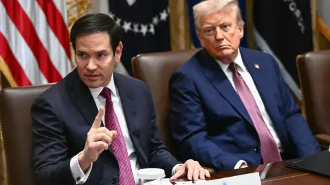 El Secretario de Estado de EU, Marco Rubio, con el presidente Donald Trump en una reunión de gabinete. Foto: AFP