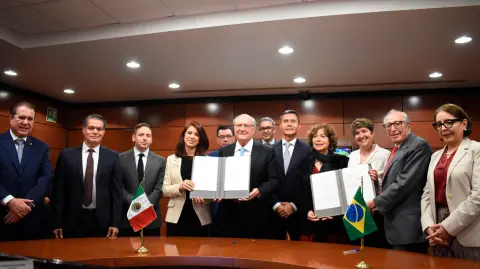 El secretario de Salud, David Kershenobich, y el vicepresidente de Brasil, Geraldo Alckmin, firmaron dos memorándum de entendimiento para fortalecer la cooperación sanitaria entre ambos países.
