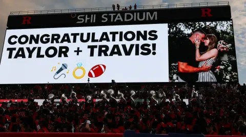 Taylor Swift y Travis Kelce anunciaron su compromiso matrimonial.