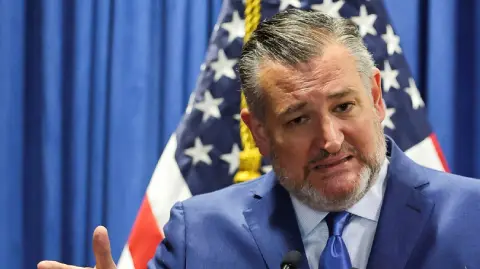 El senador estadounidense dijo en conferencia de prensa que el Gobierno mexicano debería aceptar la propuesta estadounidense para combatir a los cárteles de la droga, lo que supone que efectivos del Ejército de Estados Unidos operen en el país vecino, algo ya descartado en varias ocasiones por el Ejecutivo liderado por la presidenta de México, Claudia Sheinbaum.

Para más información del tema, visita: https://www.eleconomista.com.mx/politica/ted-cruz-pide-mexico-aceptar-despliegue-tropas-eu-narco-sre-insta-respetar-soberania-20250829-774989.html 

¡Síguenos en nuestras redes sociales para mantenerte informado!

Twitter: https://twitter.com/eleconomista 
Facebook: https://www.facebook.com/ElEconomista.mx
Instagram: https://www.instagram.com/eleconomistamx
LinkedIn: https://www.linkedin.com/company/el-economista/

#ElEconomista #EETV #SRE