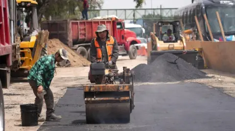 La vialidad en Iztapalapa reabrió este sábado tras días de carga vehicular y desvíos.

Para más información del tema, visita: https://www.eleconomista.com.mx/politica/socavon-calzada-ignacio-zaragoza-preven-reapertura-semana-cierre-20250830-775018.html

¡Síguenos en nuestras redes sociales para mantenerte informado!

Twitter: https://twitter.com/eleconomista 
Facebook: https://www.facebook.com/ElEconomista.mx
Instagram: https://www.instagram.com/eleconomistamx
LinkedIn: https://www.linkedin.com/company/el-economista/
T

#ElEconomista #EETV