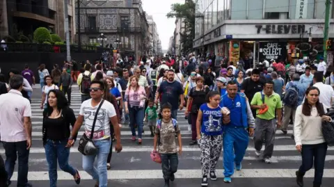 La población mexicana, en su mayoría, se siente satisfecha con la vida en general. La calificación promedio fue de 8.6 puntos, lo que refleja que, aún con preocupaciones, los ciudadanos consideran que tienen una buena vida.

Para más información del tema, visita: https://www.eleconomista.com.mx/politica/mexicanos-califican-8-6-satisfaccion-vida-biare-20250831-775070.html

¡Síguenos en nuestras redes sociales para mantenerte informado!

Twitter: https://twitter.com/eleconomista 
Facebook: https://www.facebook.com/ElEconomista.mx
Instagram: https://www.instagram.com/eleconomistamx
LinkedIn: https://www.linkedin.com/company/el-economista/
T

#ElEconomista #EETV