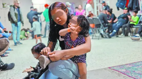 Ordenó a la Administración detener las deportaciones durante 14 días y convocó una audiencia urgente al mediodía.

Para más información del tema, visita: https://www.eleconomista.com.mx/internacionales/jueza-eu-bloquea-deportaciones-ninos-migrantes-acompanados-guatemala-20250831-775078.html

¡Síguenos en nuestras redes sociales para mantenerte informado!

Twitter: https://twitter.com/eleconomista 
Facebook: https://www.facebook.com/ElEconomista.mx
Instagram: https://www.instagram.com/eleconomistamx
LinkedIn: https://www.linkedin.com/company/el-economista/

#ElEconomista #EETV #Migrantes