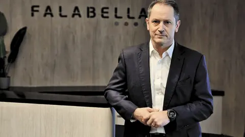 Antes de la pandemia, Falabella, que lleva Alejandro González Dale, invertía entre 800 millones de dólares y 900 millones de dólares al año; la crisis los obligó a recortar ese presupuesto a la mitad. Para 2025, el plan subió a 650 millones de dólares; y para 2026 la administración ve espacio para volver a niveles cercanos a los de prepandemia.